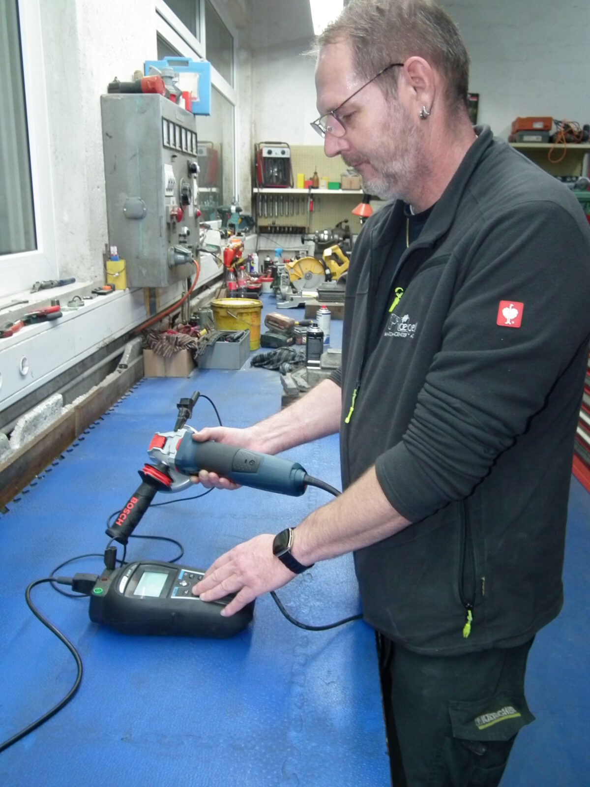 Reparatur eines Elektrowerkzeugs in der eigenen Reparaturwerkstätte von Naegeli in Aarau