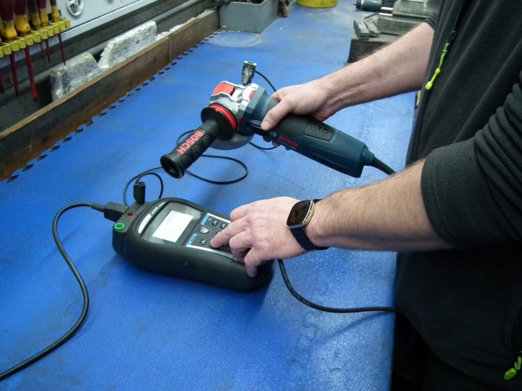 Reparatur eines Boschelektrwerkzeugs in der Werkstatt der Naegeli Maschinencenter AG in Aarau
